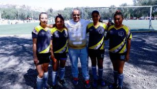 Daniel Solís y jugadoras del club femenil