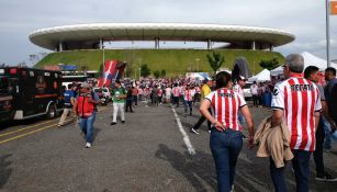 Aficionados en el Estadio Akron previo al Clásico Nacional 