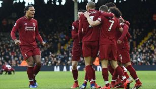 Jugadores de Liverpool festejan gol de Milner