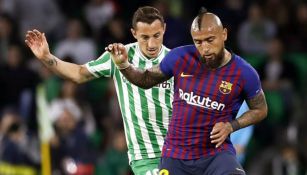 Guardado y Vidal pelean el balón