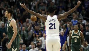 Joel Embid festeja una anotación ante los Bucks