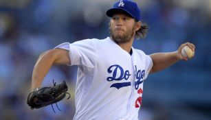 Kershaw lanza la bola con los Dodgers