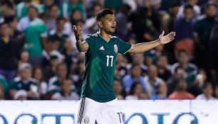 Tecatito Corona reclama durante un juego con el Tri