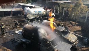 Incendio que consume dos pipas de gas en Milpa Alta