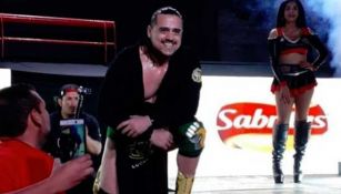 Garza Jr. hace su entrada al ring