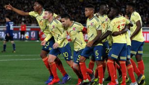 Jugadores colombianos celebran el tanto de Radamel 