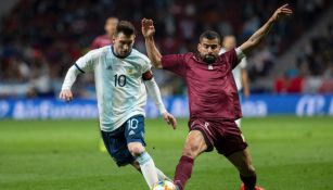 Messi disputa un balón en el Argentina vs Venezuela