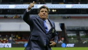 Miguel Herrera saluda previo a un juego del América