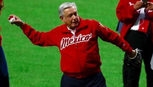 AMLO lanza la primera bola del partido de Diablos