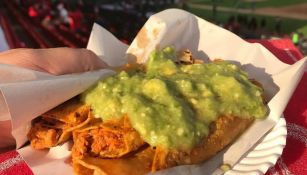 Aficionado de los Diablos Rojos 'presume' su taco de cochinita pibil