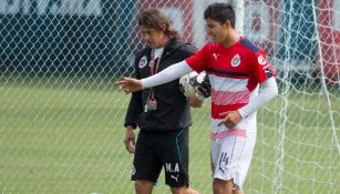 Almeyda y Zaldivar en un entrenamiento con Chivas en el Apertura 2016