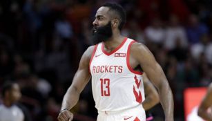 James Harden celebra una canasta con los Rockets