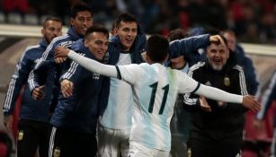 Ángel Correa festeja con la banca de Argentina su gol vs Marruecos