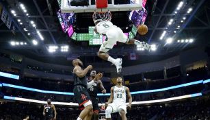 Eric Bledsoe clava el balón durante el partido