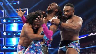 Kofi Kingston festeja con Woods y Big E en el ring