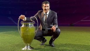 Figo posa junto al trofeo de la Champions League 