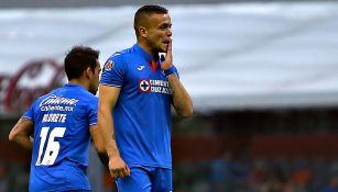 Jonathan Rodríguez en un partido de Cruz Azul