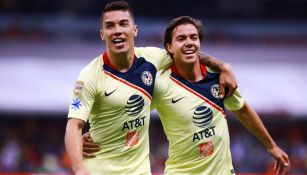 Mateus Uribe y Francisco Córdova en festejo de gol