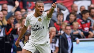 Mbappé celebra una anotación con el PSG en Francia