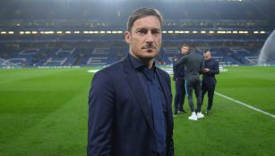 Totti pisa la cancha del estadio del Chelsea 