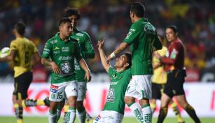 Jugadores del León festejan un gol