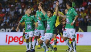 Ángel Mena, futbolista de León, celebra anotación contra Morelia