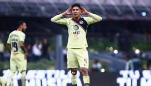 Edson Álvarez festejando un gol 
