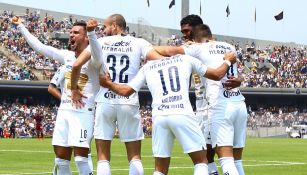 Jugadores de Pumas celebran gol contra Chivas en Liga MX
