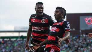 Jugadores de Xolos festejan un gol