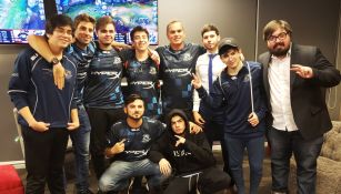 Isurus Gaming, posando tras vencer a Pixel Esports Club