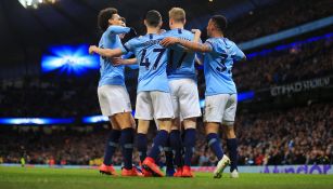 Jugadores del Manchester City se abrazan