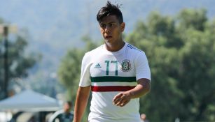 Efraín Álvarez, durante un duelo con el Tri Sub 17