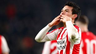 Lozano celebra gol con el PSV