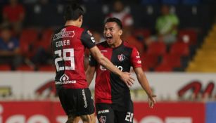 Jugadores de Atlas festejan en gol de Torres