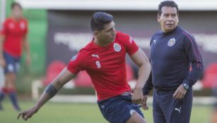 Alan Pulido y Alberto Coyote durante un entrenamiento