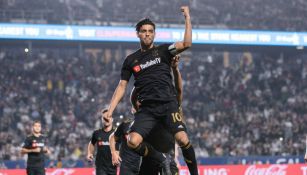 Vela festeja en un partido de LAFC