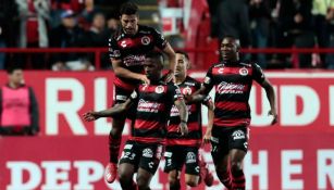 Jugadores de Xolos celebran anotación contra América