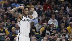 D'Angelo Russell festeja una anotación contra los Pacers