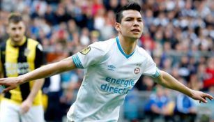 Lozano, en festejo de gol con el PSV