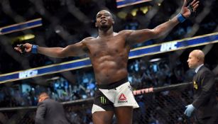 Jon Jones celebra luego de vencer a Daniel Cormier 