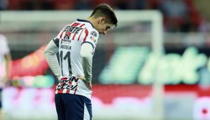 Isaac Brizuela se lamenta durante un juego de Chivas
