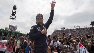 Checo Pérez saluda al público en el Autódromo Hermanos Rodríguez