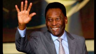 Pelé saluda a los asistentes a un evento