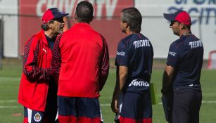 Tomás Boy dialoga con los integrantes de su cuerpo técnico