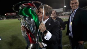 Miguel Herrera besa el título de Copa MX