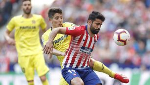 Diego Costa protege un balón durante un duelo en La Liga 