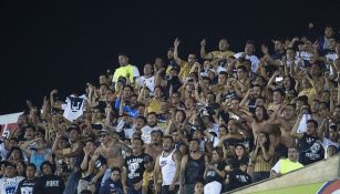 Aficionados de Pumas alientan en la tribuna