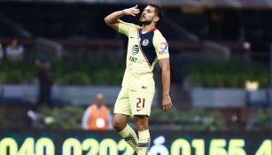 Henry Martín festeja un gol con América