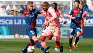 Boateng pelea un esférico en el duelo vs Huesca 