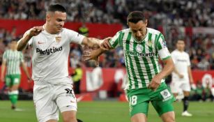 Guardado pelea el balón durante el partido